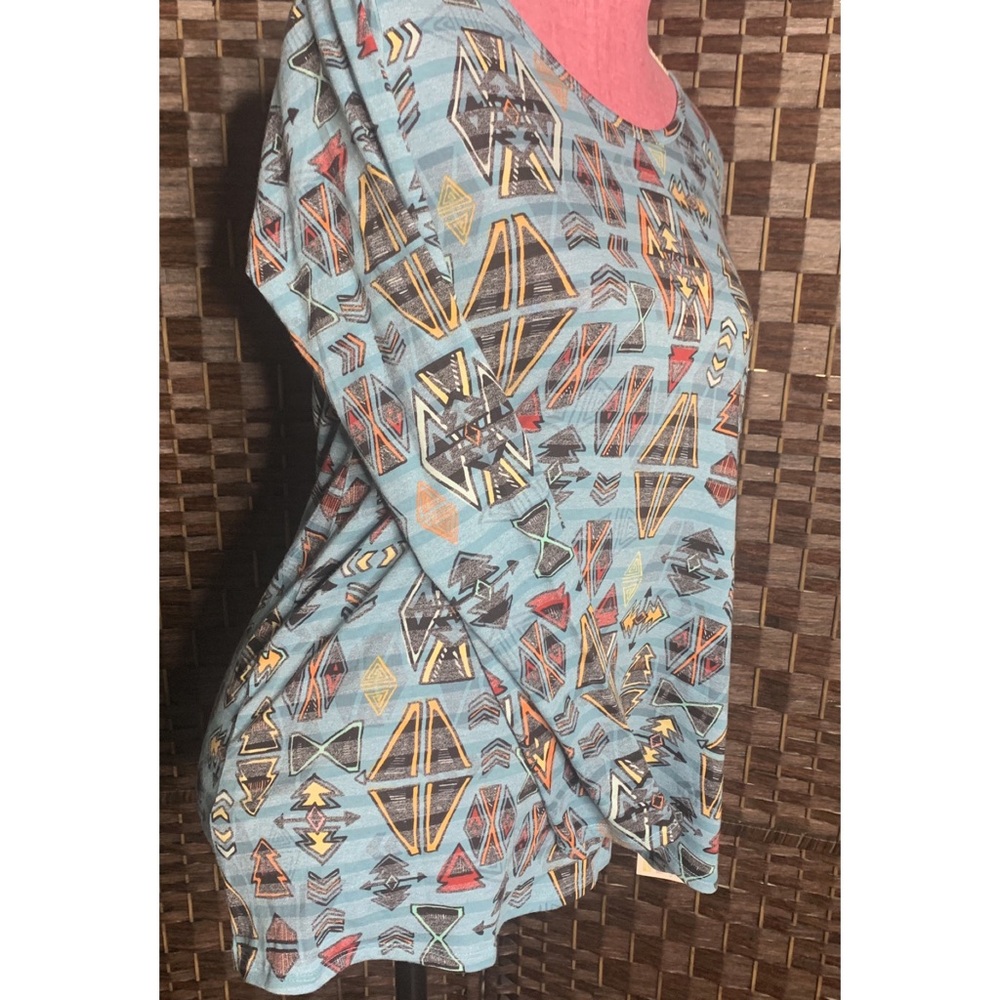💛LULAROE -Lynnae Top Aztec Blue Size Small…